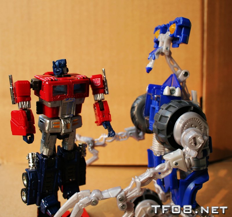 Transformers 3 - Deluxe Wheelie toy in robot mode