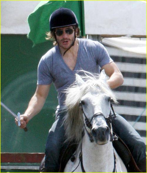 persia-jul4-jake-gyllenhaal-horse-riding.jpg